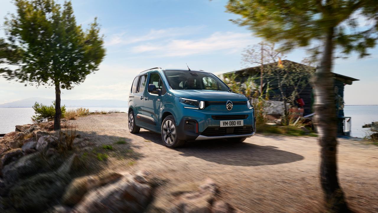 Citroen Berlingo driving front blue