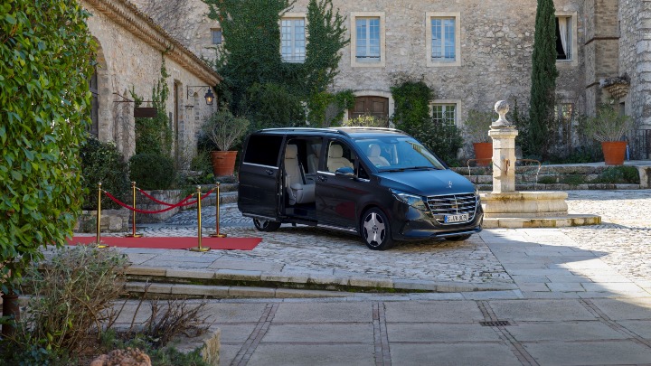 Mercedes-benz V-Class door open and red carpet