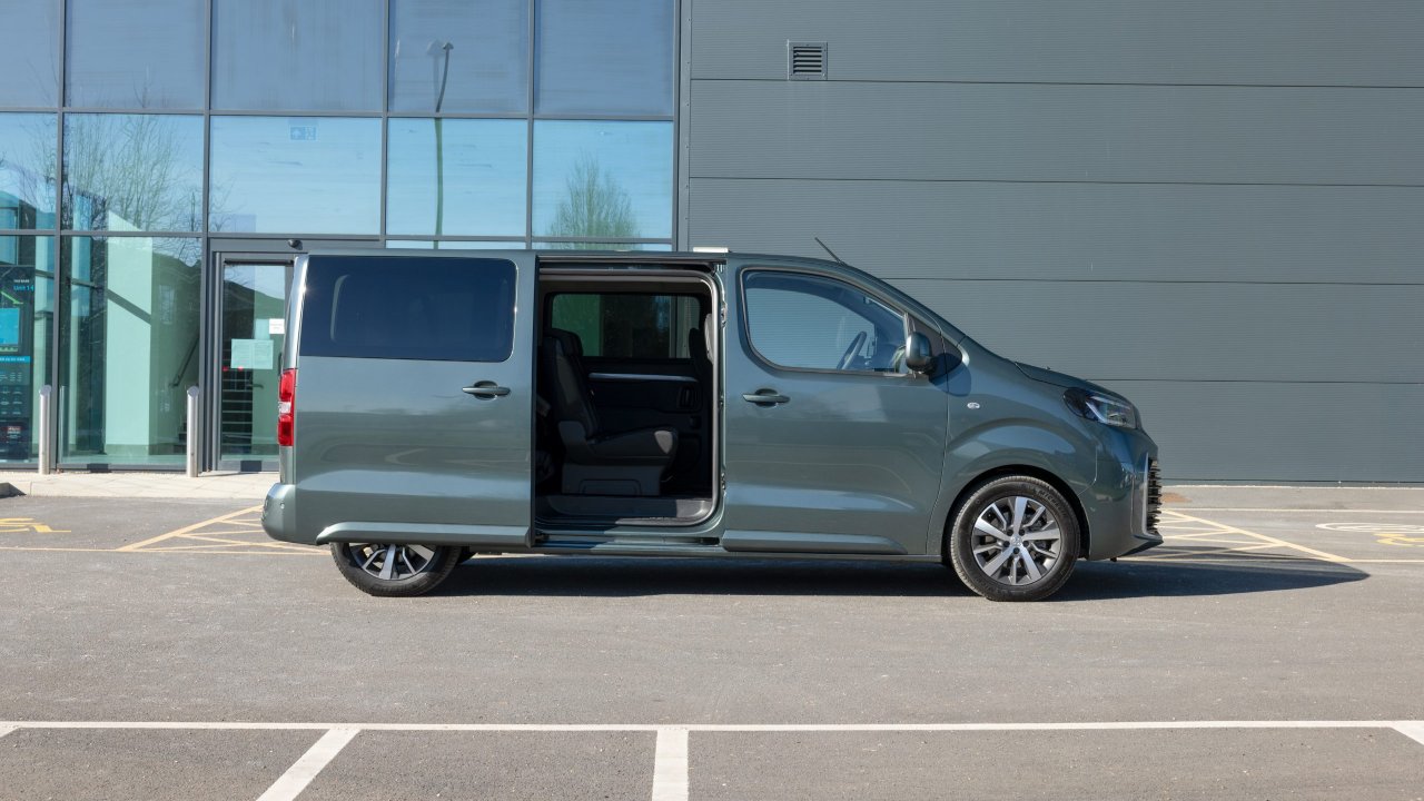 Toyota Proace Verso open door