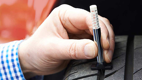 Checking tyre tread
