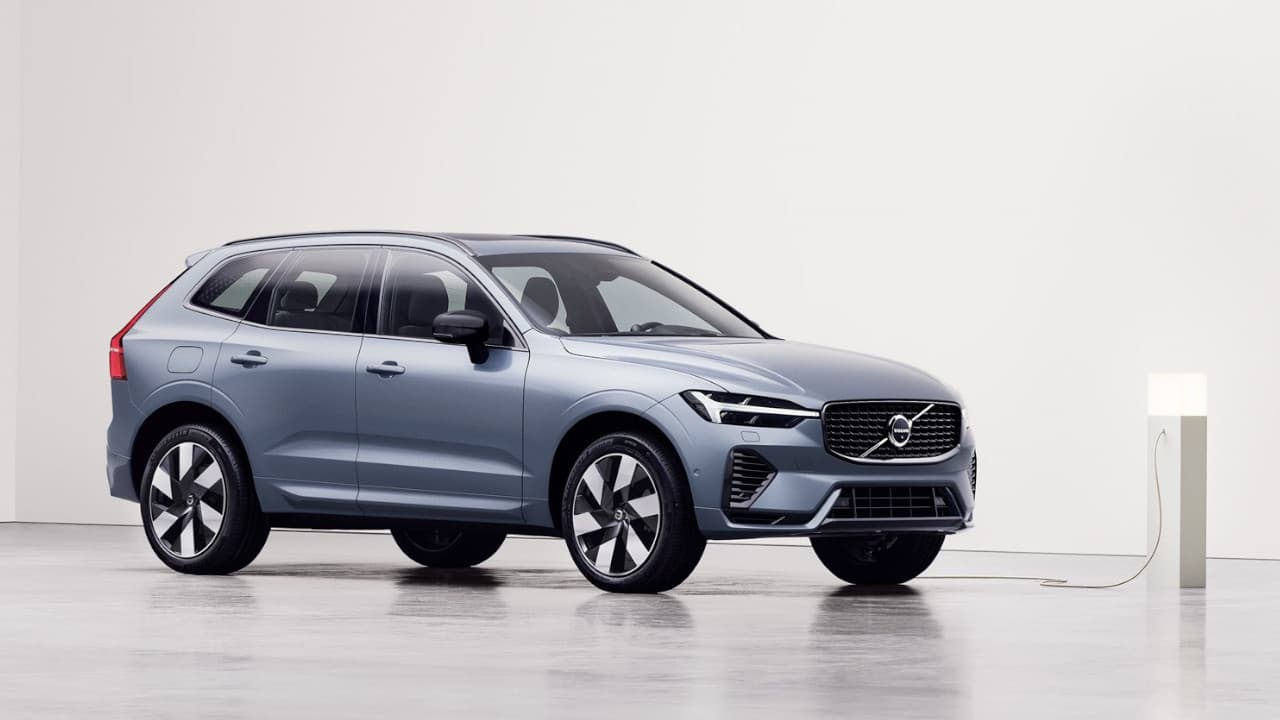 Volvo XC60 Side Angle Lifestyle Charging