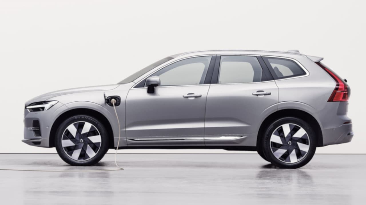 Volvo XC60 Side Angle Lifestyle Pluggin-In