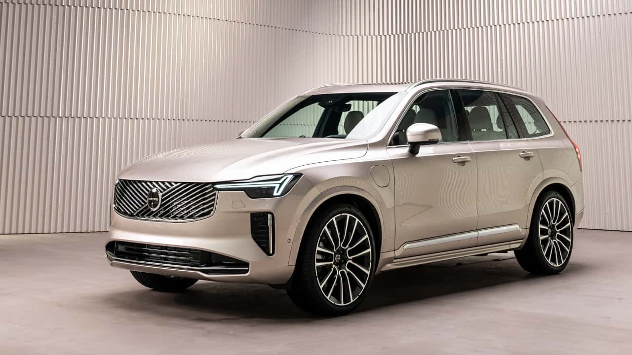 Volvo XC90 Front Side Angle Static