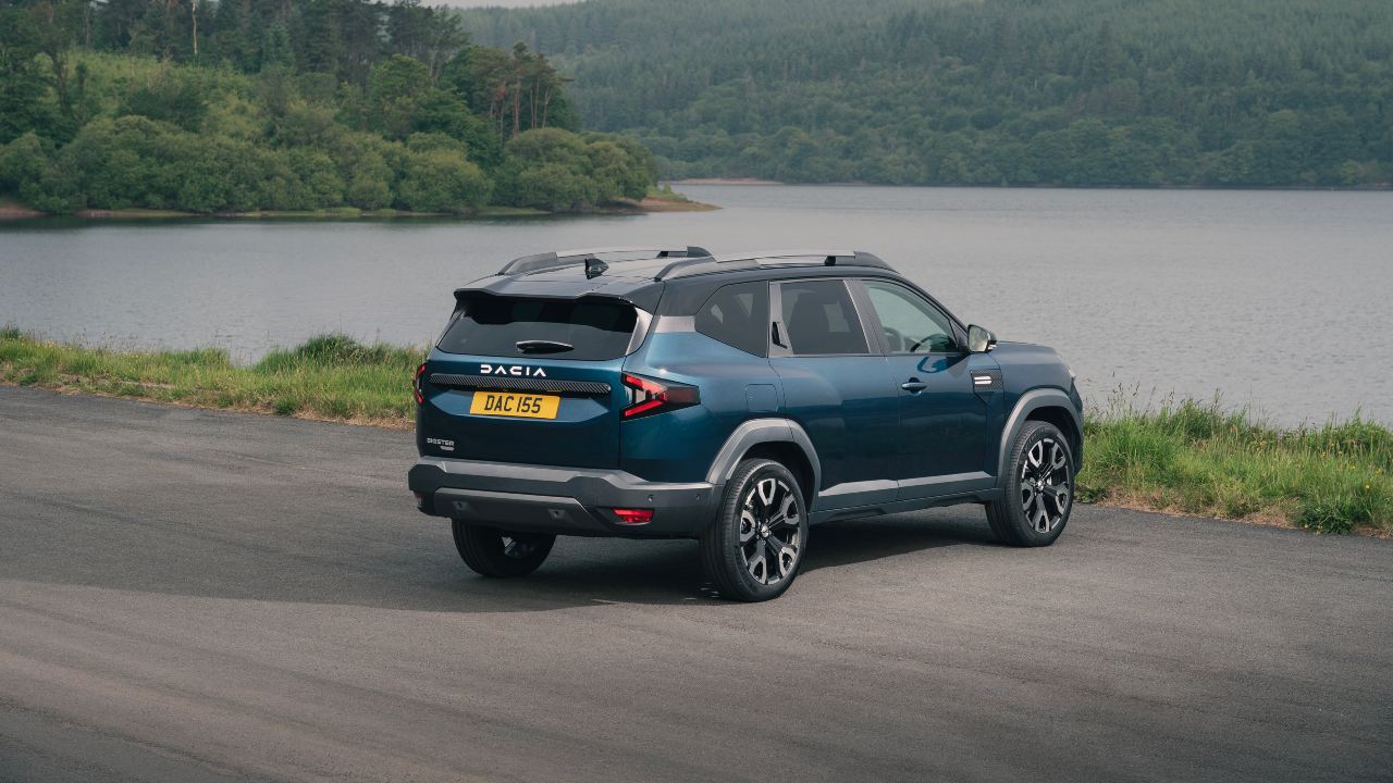 Dacia Bigster static near water