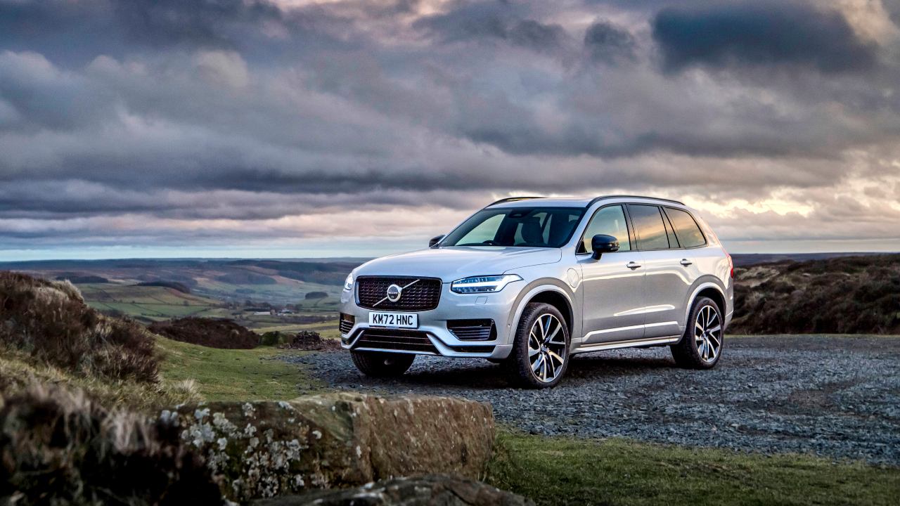White Volvo XC90 static