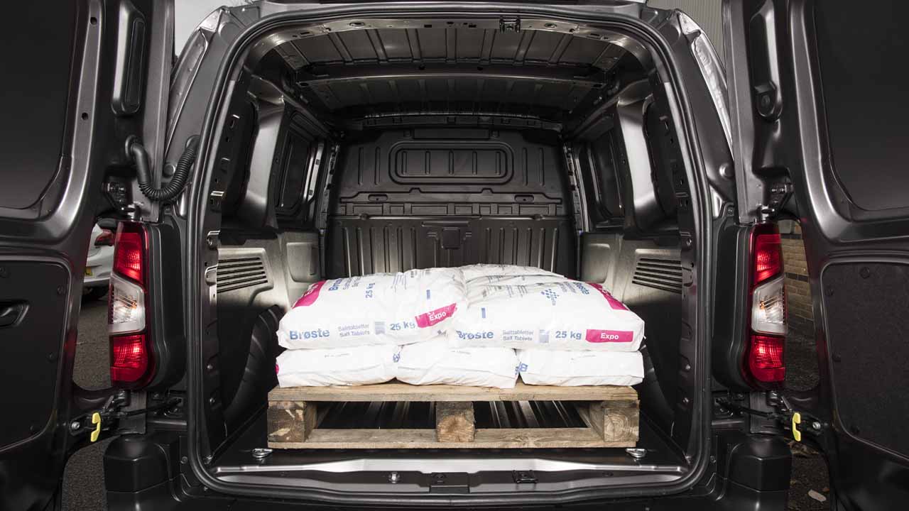 Vauxhall Combo Cargo, rear cargo bay shot, pallet and sandbag