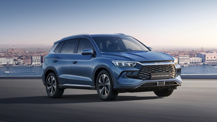 Blue BYD SEALION 5 DM-i city background