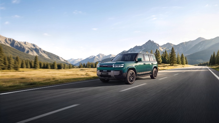BYD Ti7 DM-p green driving front right