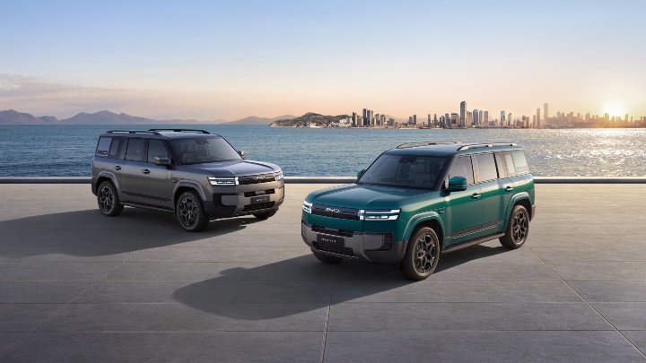 Pair of BYD Ti7 DM-p green and grey near water