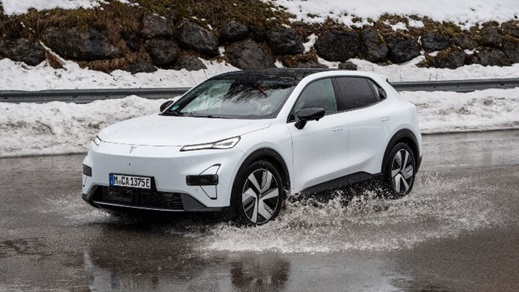 Changan Deepal S07 driving through water