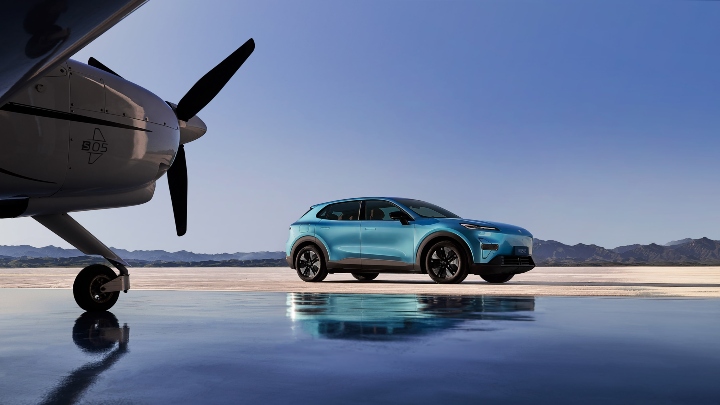 Changan Deepal S07 on runway with plane