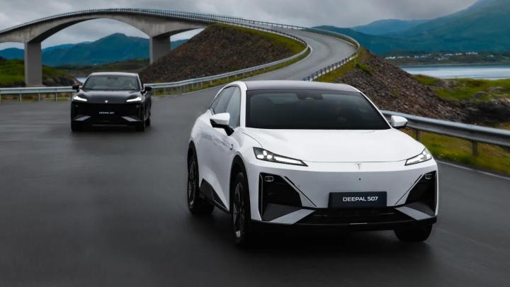 Changan Deepal S07 driving white and black models