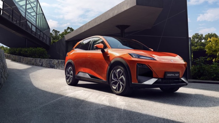 Changan Deepal S07 outside modern house