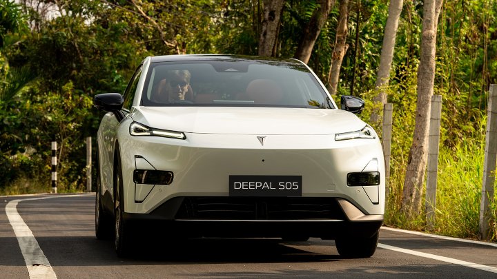 Changan Deepal S05 electric SUV driving through a wooded road environment