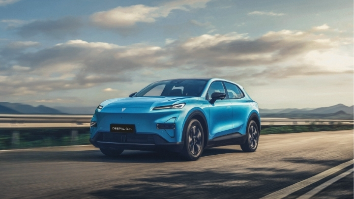 Front view of a Changan Deepal S05 electric SUV driving on an open road