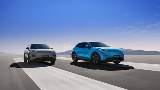 Two Changan Deepal S05 electric SUVs driving side by side on an open road