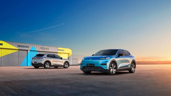 Two Changan Deepal S05 electric SUVs parked outside a modern hangar