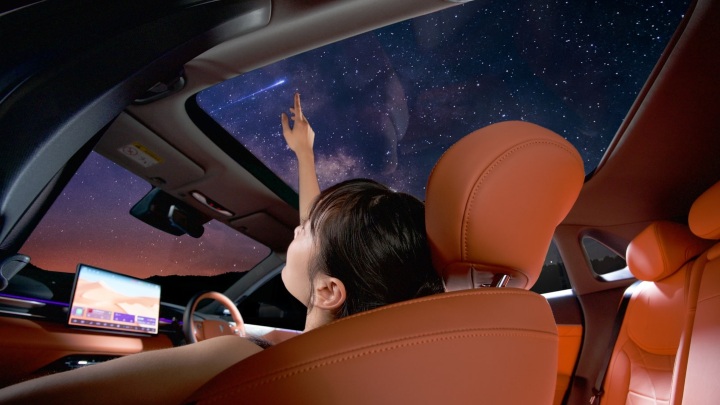Changan Deepal S05 interior showing panoramic roof and front seats under a starry sky