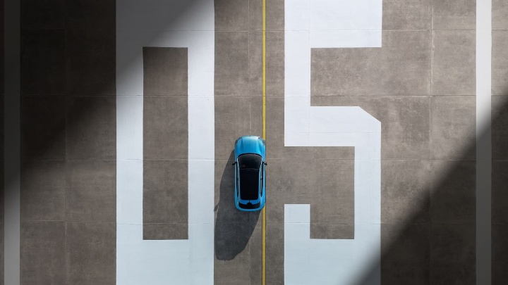 Overhead view of a Changan Deepal S05 electric SUV on a marked runway surface