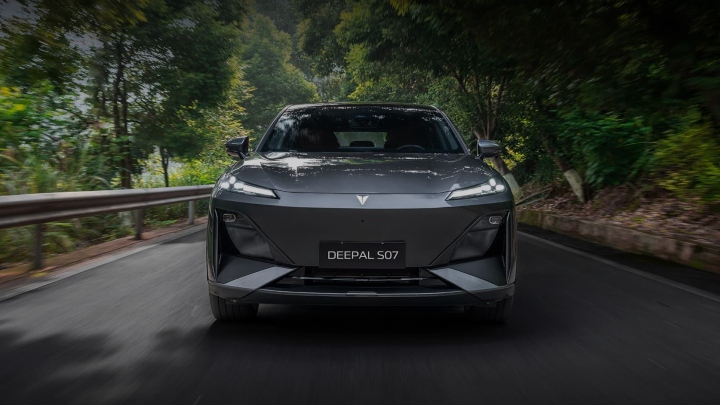 Front view of a Changan Deepal S07 electric SUV driving along a wooded road