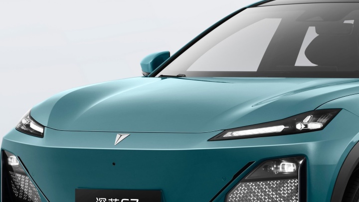 Close-up view of Changan Deepal S07 headlight and front design details