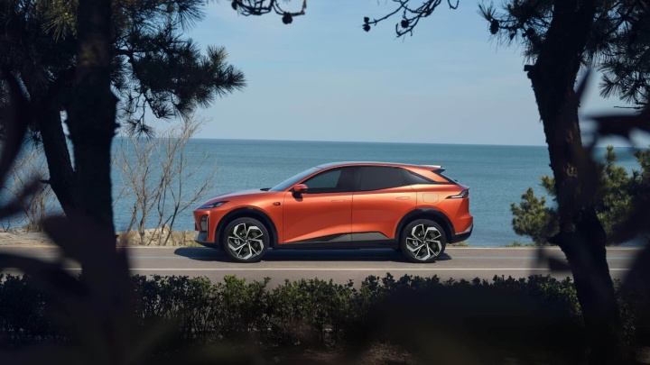 Changan Deepal S07 electric SUV shown in side profile driving along a coastal road