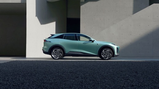 Changan Deepal S07 electric SUV shown in side profile against a modern architectural backdrop