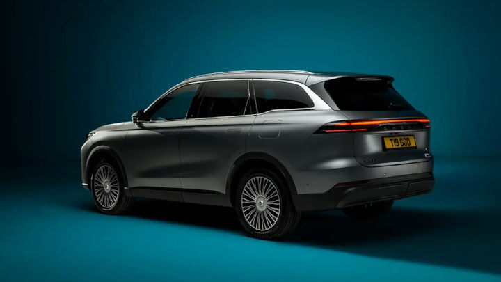 Grey Chery Tiggo 9 Side View Blue Backdrop