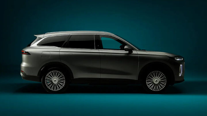 Grey Chery Tiggo 9 Side View Blue Backdrop