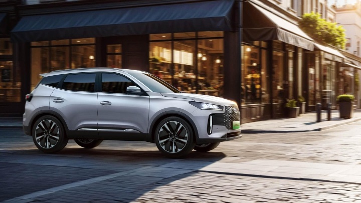 Chery TIGGO 4 side driving on street