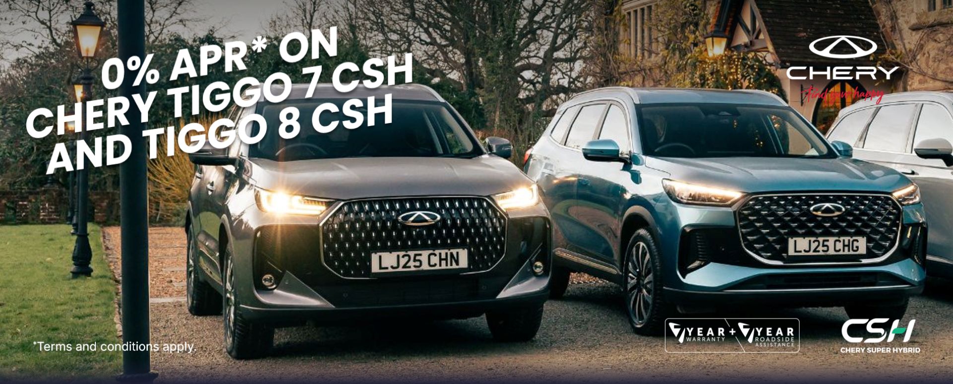 A grey Chery Tiggo 7 and a blue Chery Tiggo 8 parked outside a country house. White promotional text overlay.