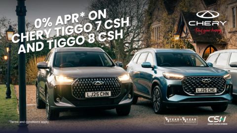A grey Chery Tiggo 7 and a blue Chery Tiggo 8 parked outside a country house. White promotional text overlay.