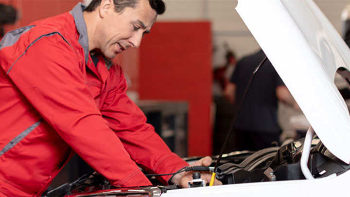 technician changing citroen battery