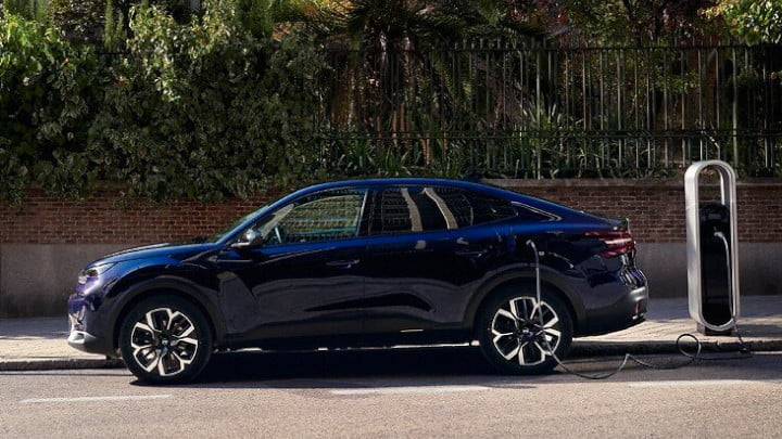 Citroen e-C4 X Charging