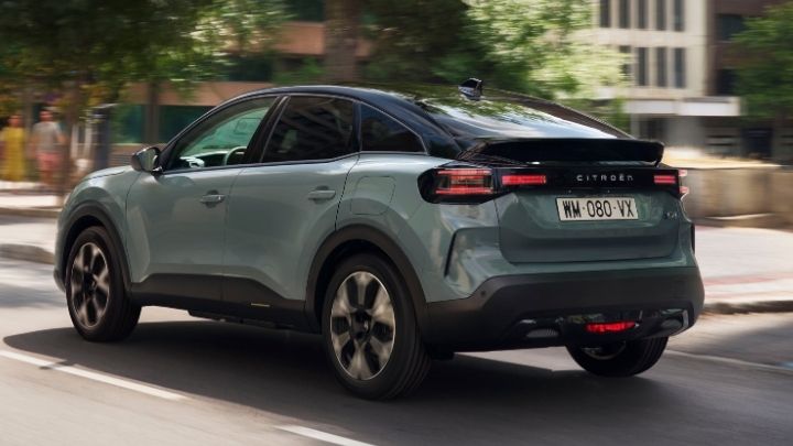 Grey Citroen e-C4 stopped at a light