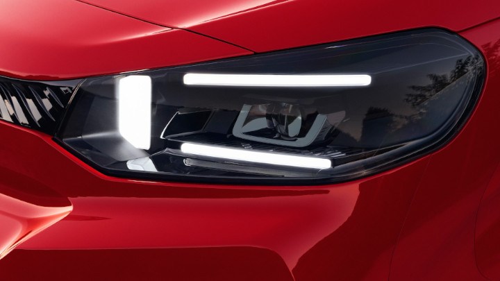 Citroen Dispatch Red Detail of Headlight