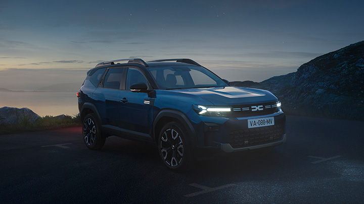 Blue Dacia Bigster Night Shot