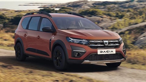 Dacia Jogger, driving front quarter shot