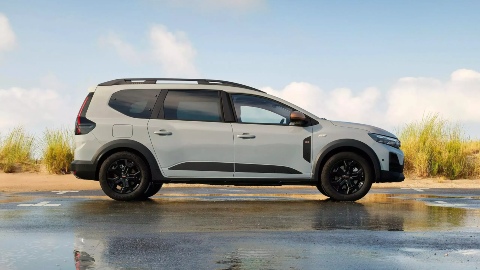 White Dacia Jogger Exterior Side Static