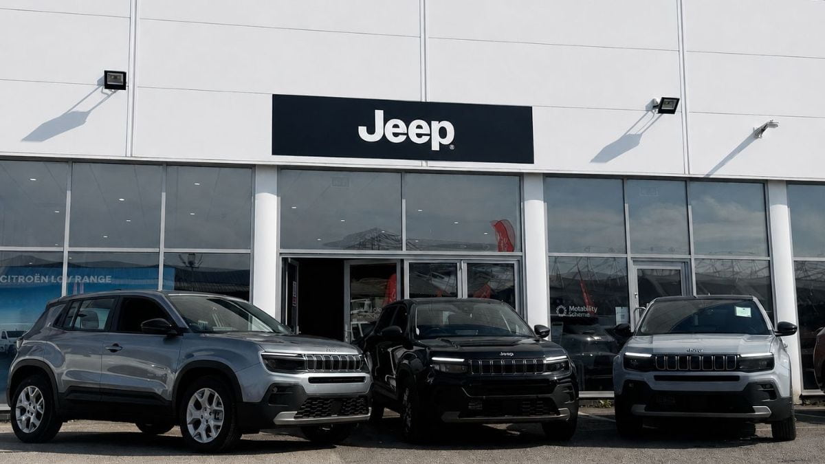 Jeep Cardiff Dealership Exterior With 3 Jeeps Outside