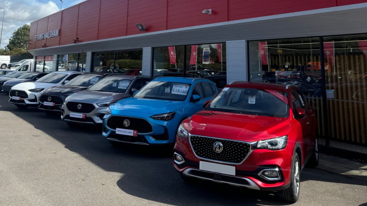 MG Banbury exterior forecourt