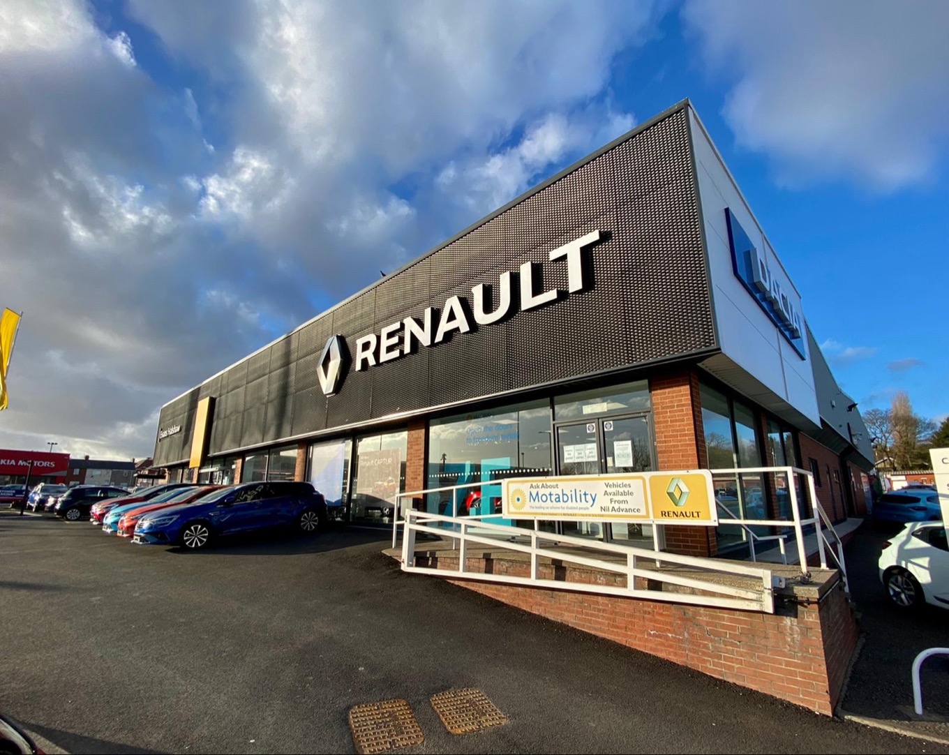 Front side view of the Renault Sunderland dealership