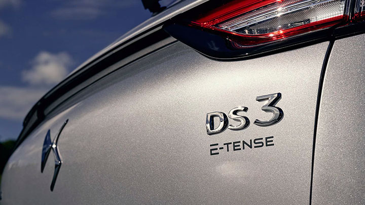 DS 3 E-TENSE Badge