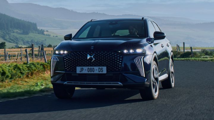 Black DS 7 Front Driving