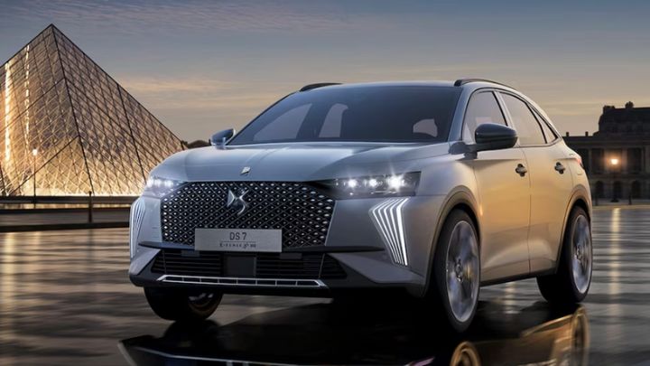 Silver DS 7  in Paris