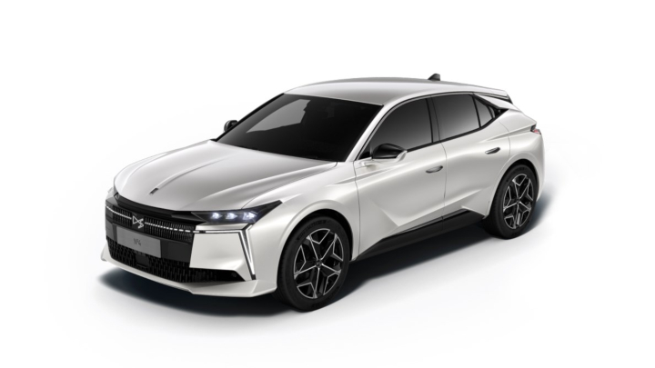 White DS No4 Etoile Exterior Front in Studio