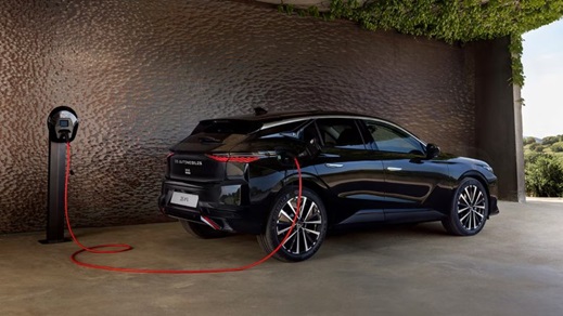 Black DS No4 E-TENSE Exterior Rear Charging