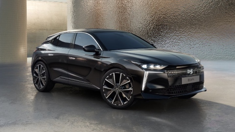 Black DS No4 E-TENSE Exterior Front in Studio