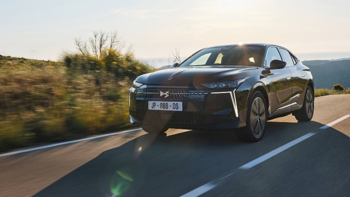 Black DS No4 E-TENSE Exterior Front Driving in Countryside