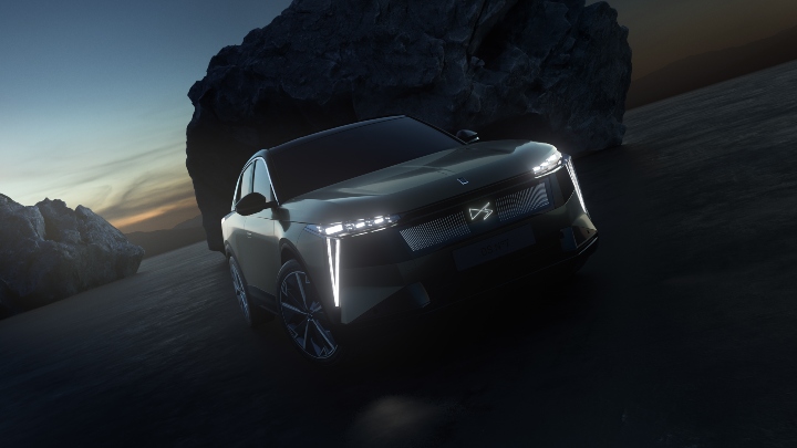 DS No7 front left close up dark background 